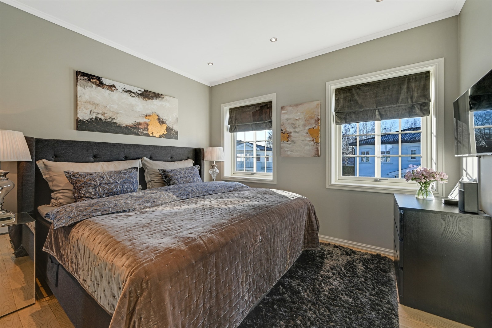 Hovedsoverommet med tilhørende walk-in closet samt et lekkert bad. Galleribilde