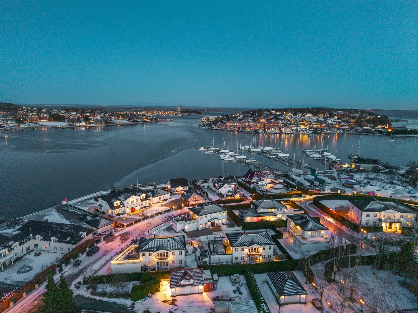 Like ved eiendommen ligger en marina, og herfra når man skjærgården på kort tid med båt. Mulighet for kjøp av båtplass. Galleribilde