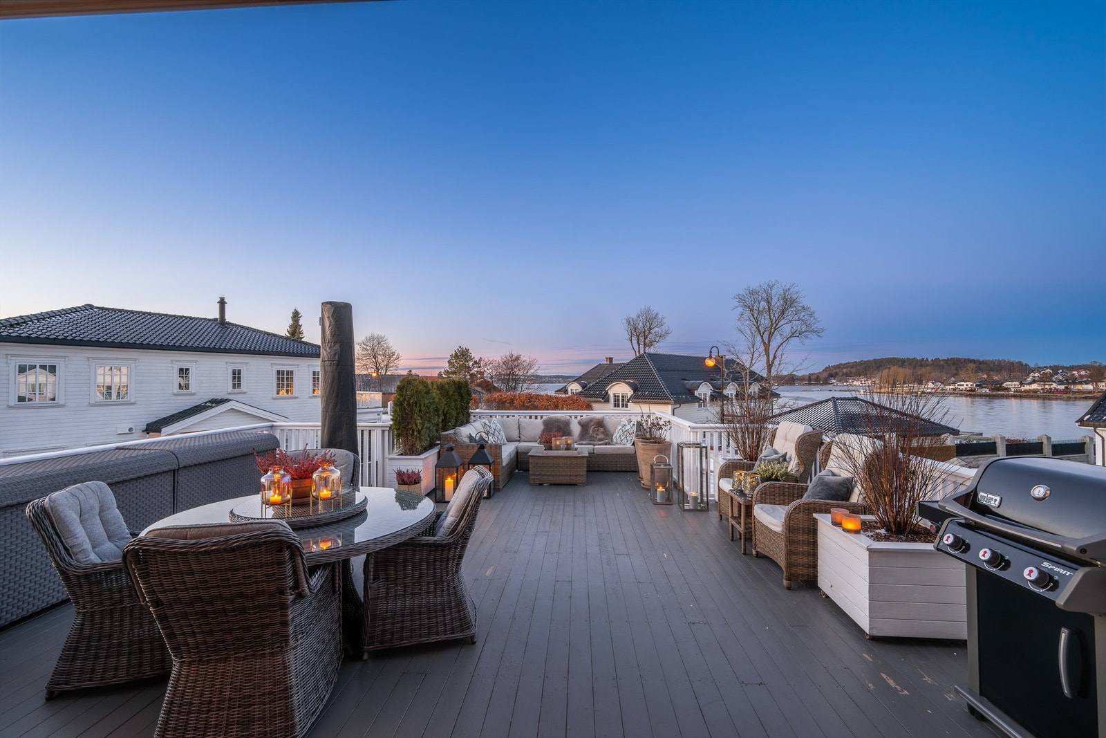 Nydelige uteområdet med gode solforhold og fantastisk sjøutsikt mot innseilingen til Tønsberg. Galleribilde