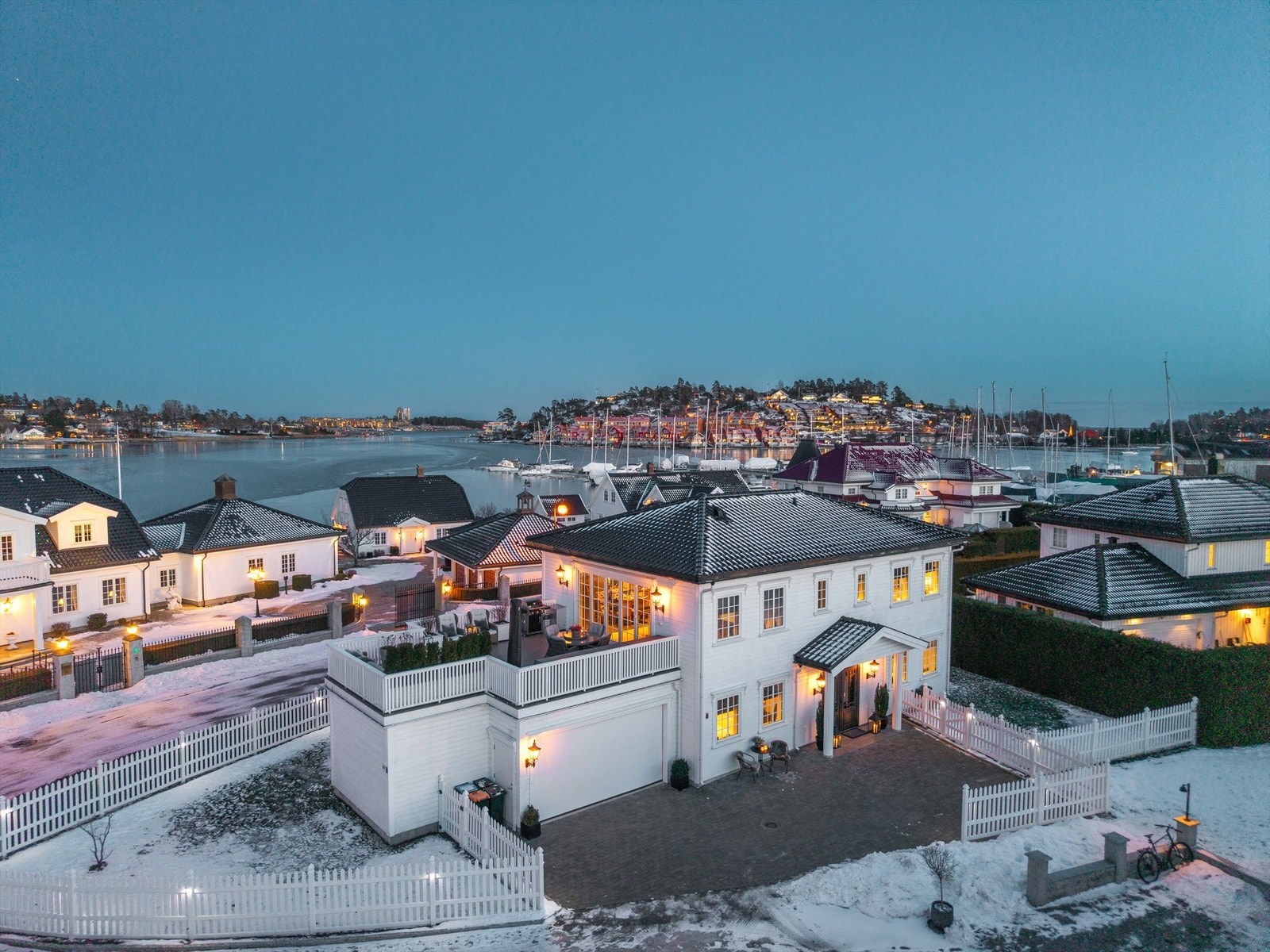 Kalvetangen fremstår som et svært attraktivt og representativt område, hvor den elegante villaen ligger i et eksklusivt boområde preget av herskapelige eiendommer. Galleribilde