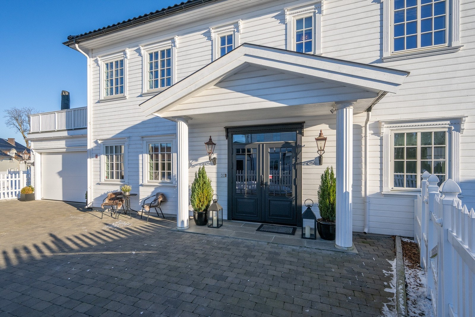 Lekker overbygget inngangsparti med utelys og dobbeltfløyede dører. Galleribilde