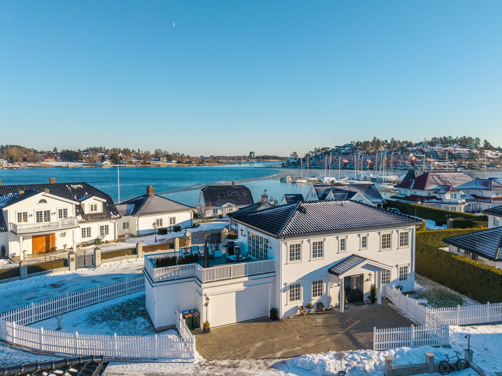 Ved innseilingen til Tønsberg fra Oslofjorden er det vakre nabolaget et imponerende skue og gir byen en flott ramme. Galleribilde