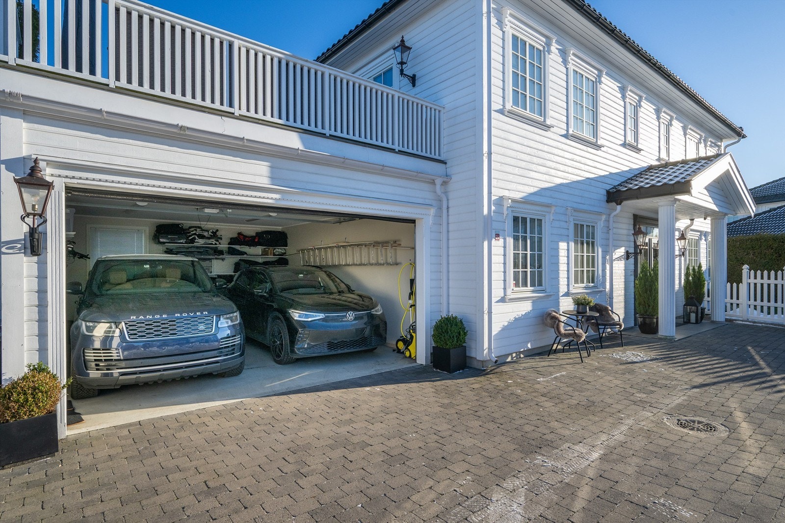 Det er gode parkeringsmuligheter i egen dobbeltgarasje med elbillader, samt parkering på egen gårdsplass. Galleribilde