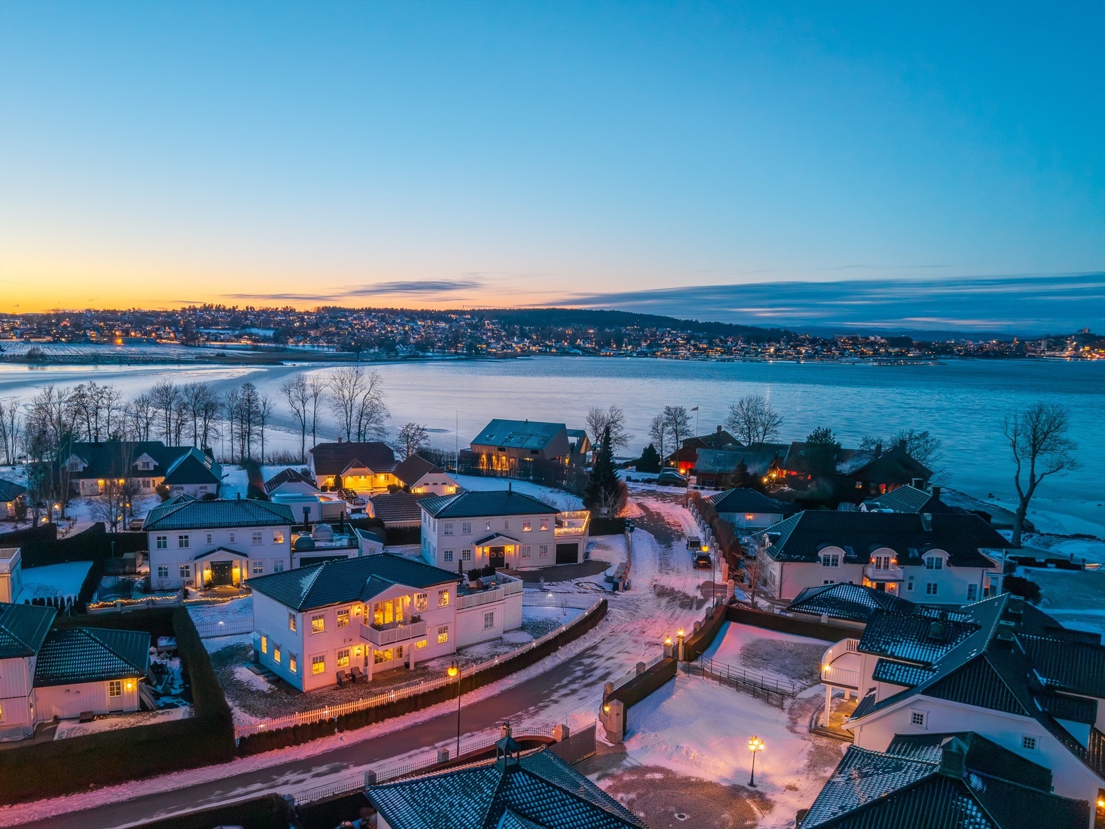 Boligen holder en gjennomgående høy kvalitet, med moderne løsninger og gjennomtenkte valg av materialer og fargetoner som gir et tidløst uttrykk. Galleribilde