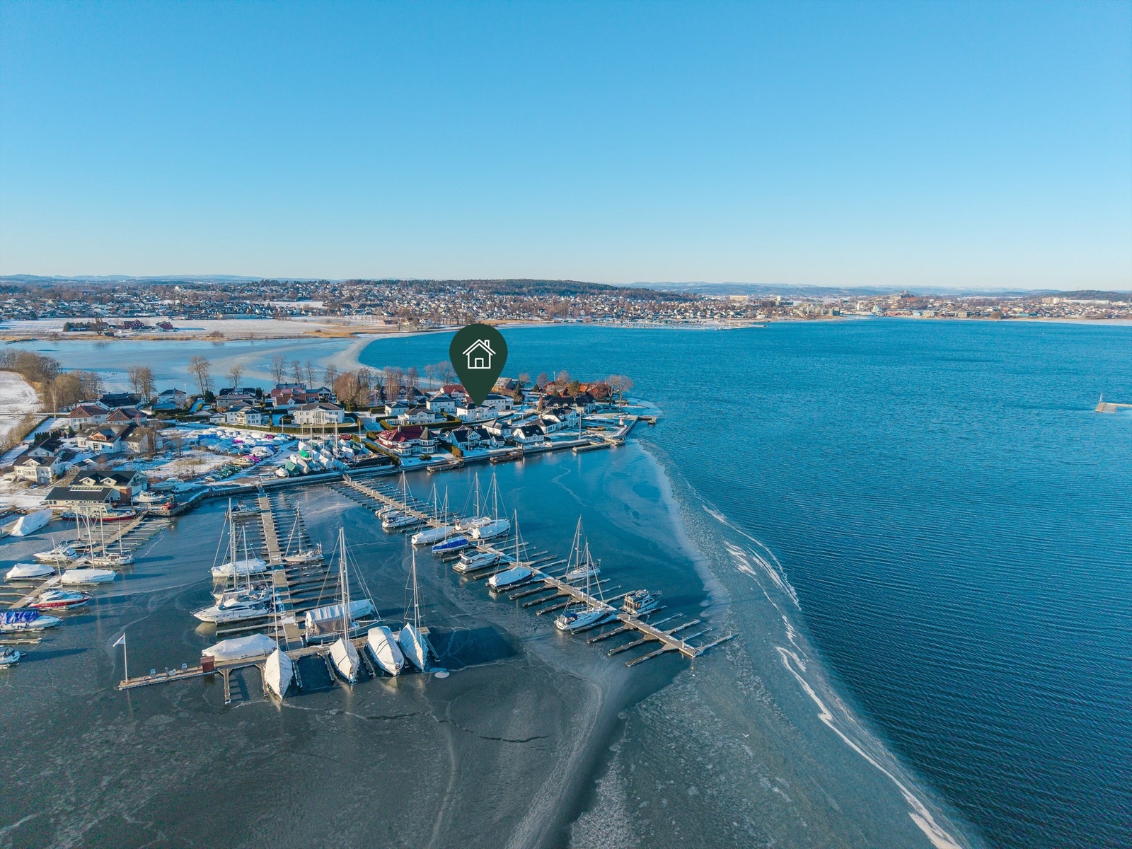 Kun få skritt fra eiendommen ligger en hyggelig marina hvor du kan leie eller kjøpe båtplass. Galleribilde