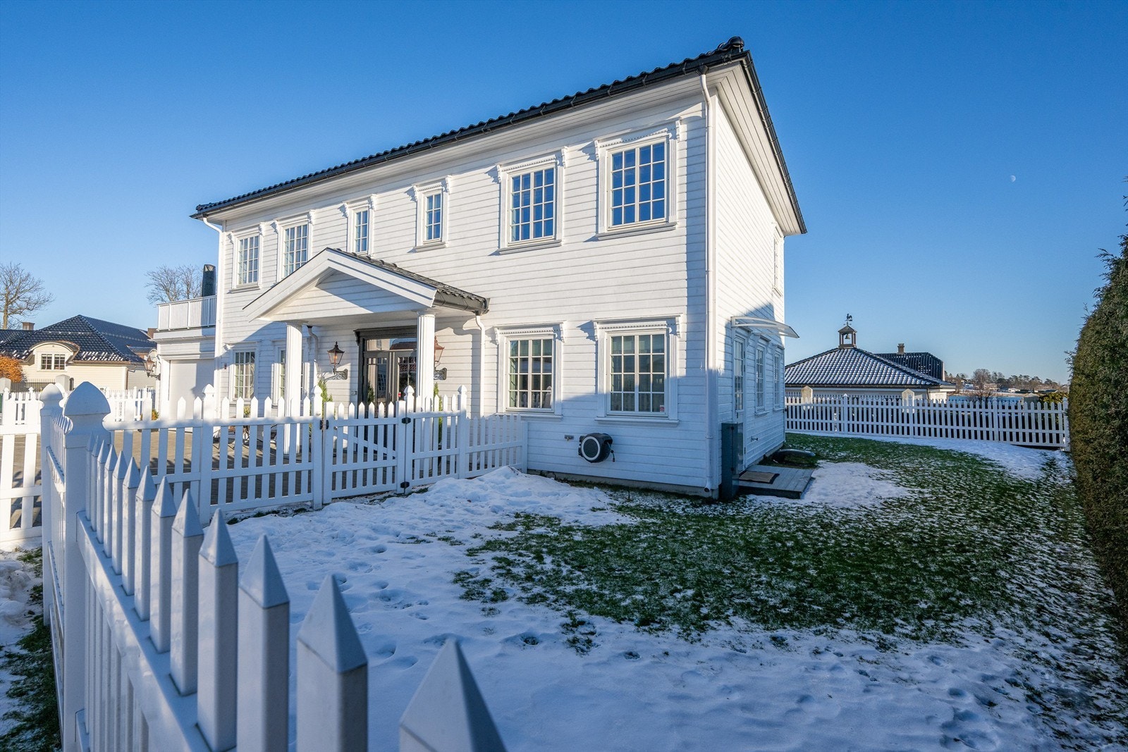 Eiendommen har en pent opparbeidet eiet tomt på ca. 601 kvm (beregnet areal). Galleribilde