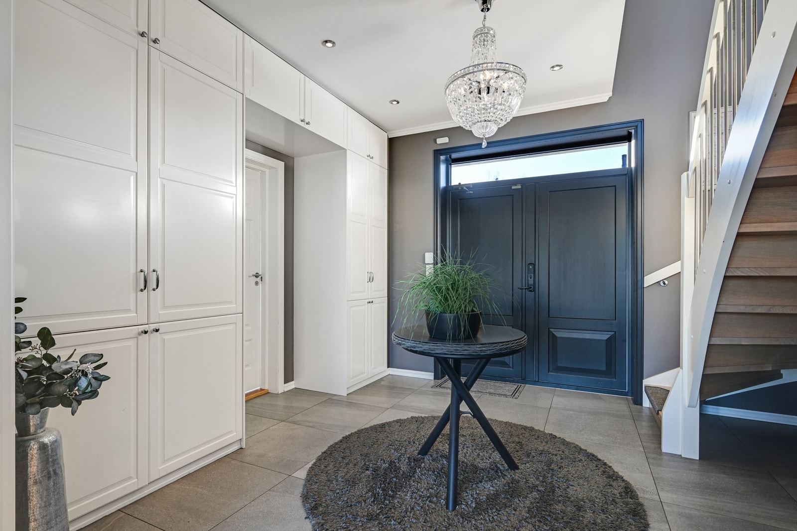 Du blir møtt av en hyggelig, romslig og innbydende entré/trappehall med plassbygget garderobeskap med svært gode oppbevaringsmuligheter. Galleribilde