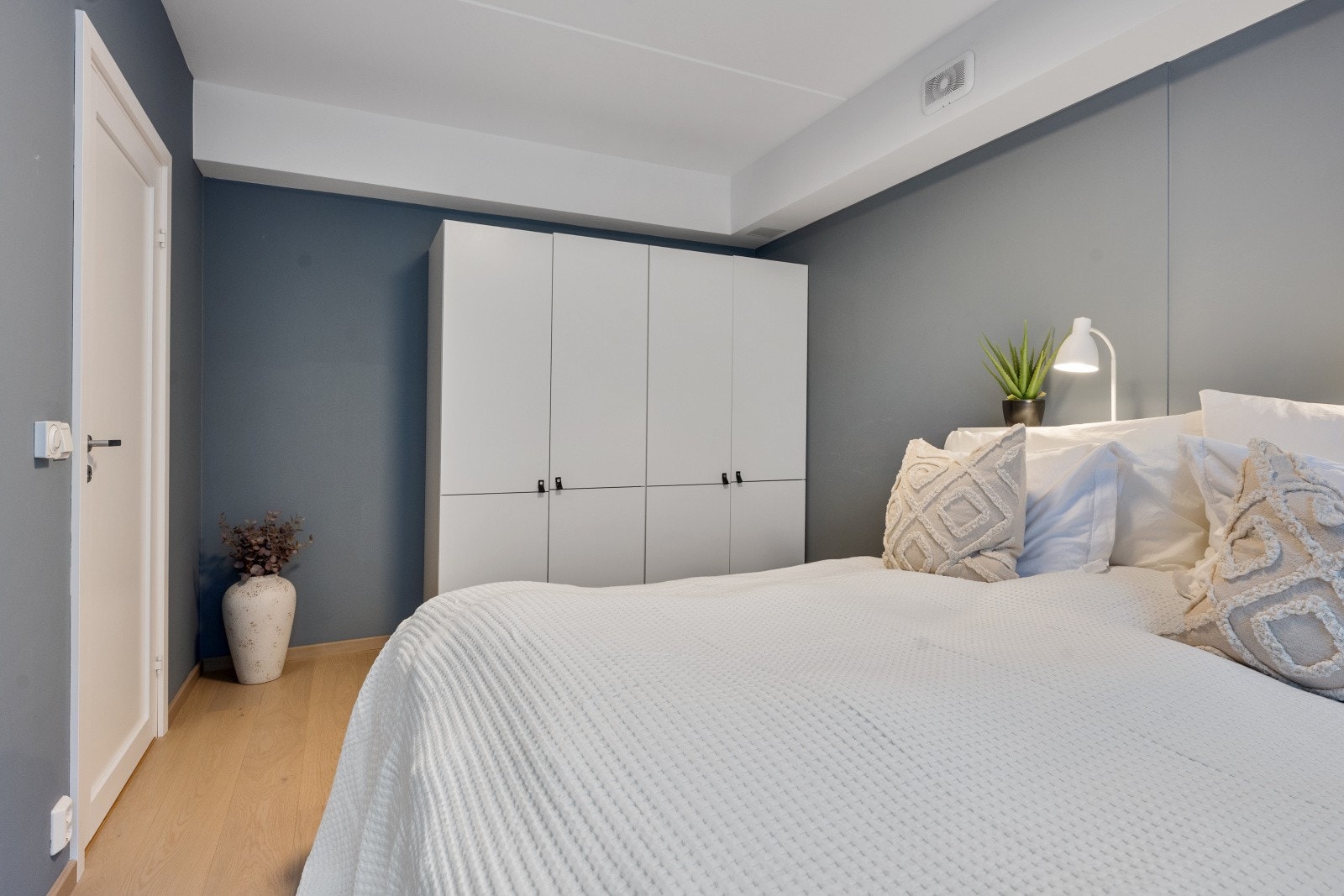 En stor garderobeløsning gir utmerkede oppbevaringsmuligheter. Galleribilde