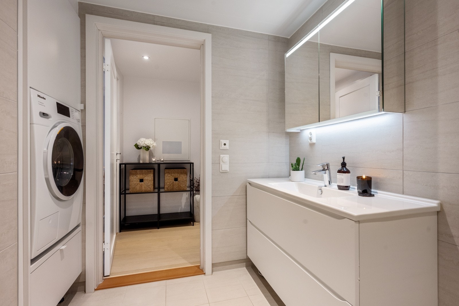 Badet er praktisk innredet med opplegg for vaskesøyle. Badet har praktiske plassbygde skap som også ble utført på tilvalg. Galleribilde