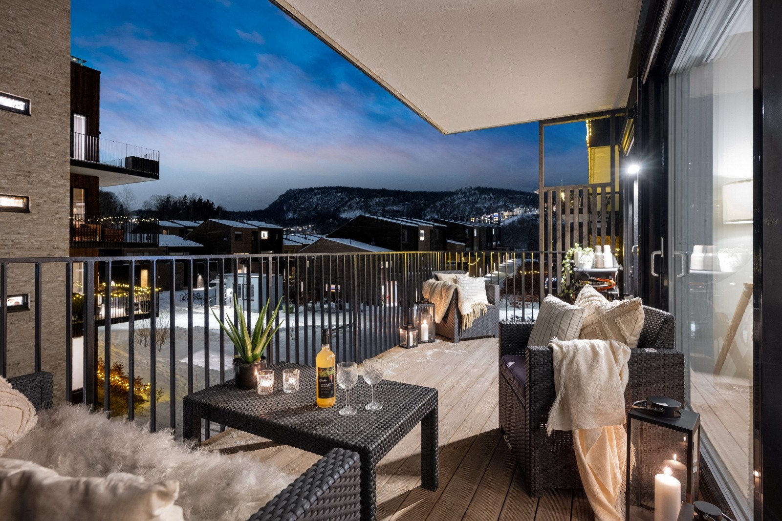 Balkongen ligger sydvestvendt som gir deg gode solforhold. Galleribilde