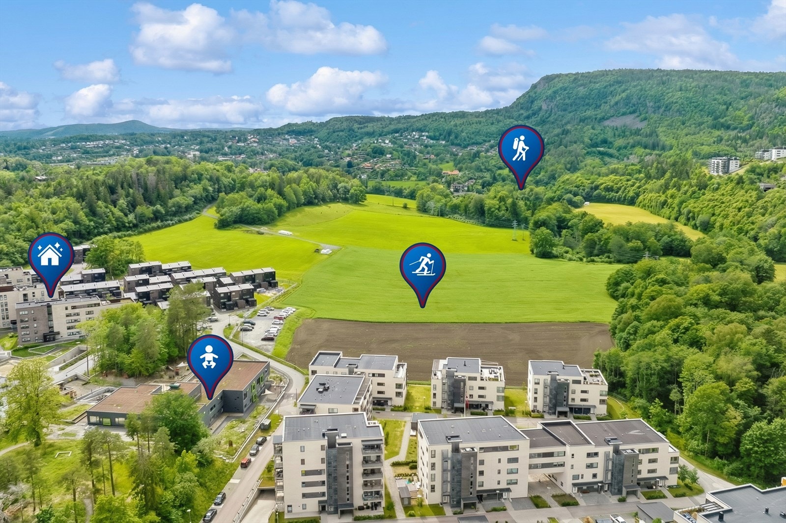 Nærmeste barnehage ligger på feltet. I tillegg preppes det skiløyper rett ved boligene på vinteren. På sommeren kan du gå rett inn til marka. Galleribilde