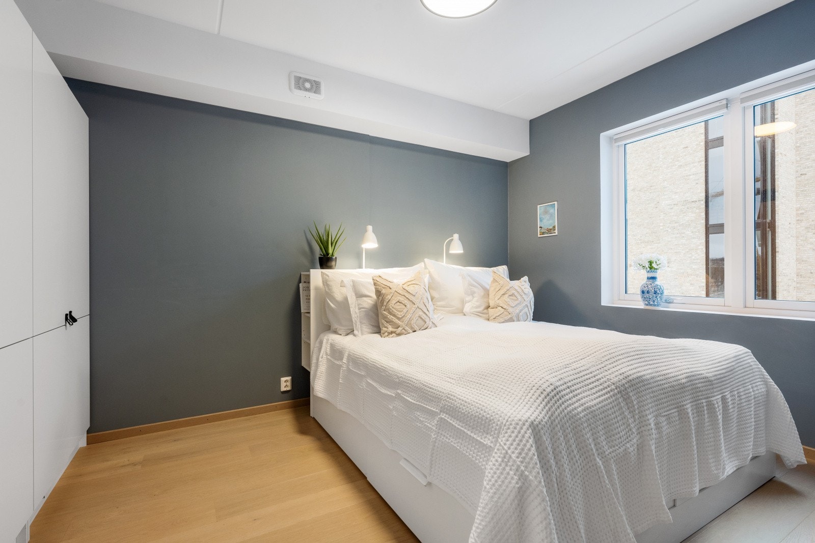 Hovedsoverommet er av god størrelse, med plass til dobbeltseng og garderobe. Galleribilde