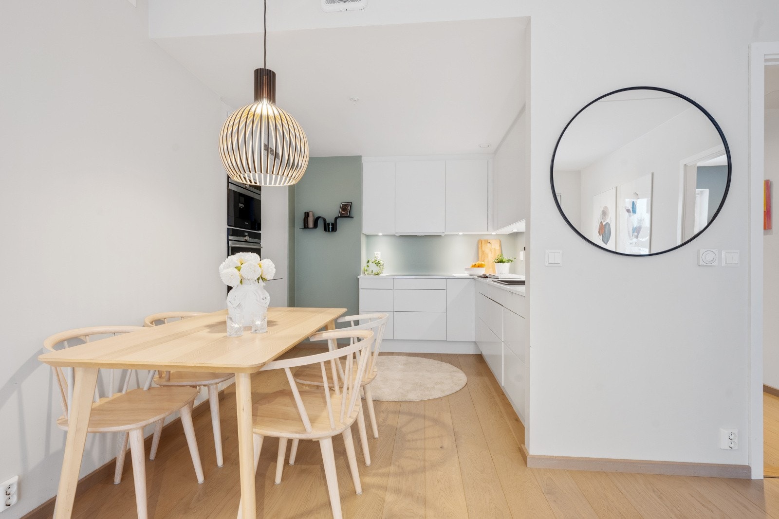 Kjøkkenet er velutstyrt med god skap- og benkeplass i en praktisk vinkelløsning Galleribilde