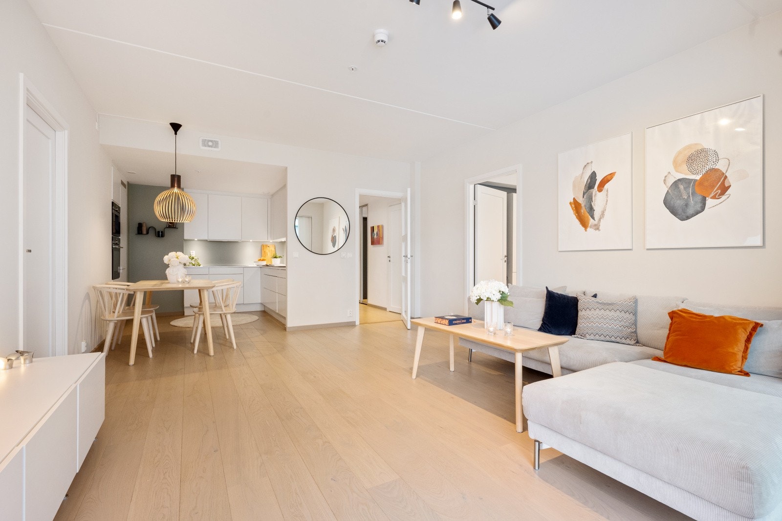 Den åpne løsningen skaper en sosial sone mellom stue og kjøkken Galleribilde