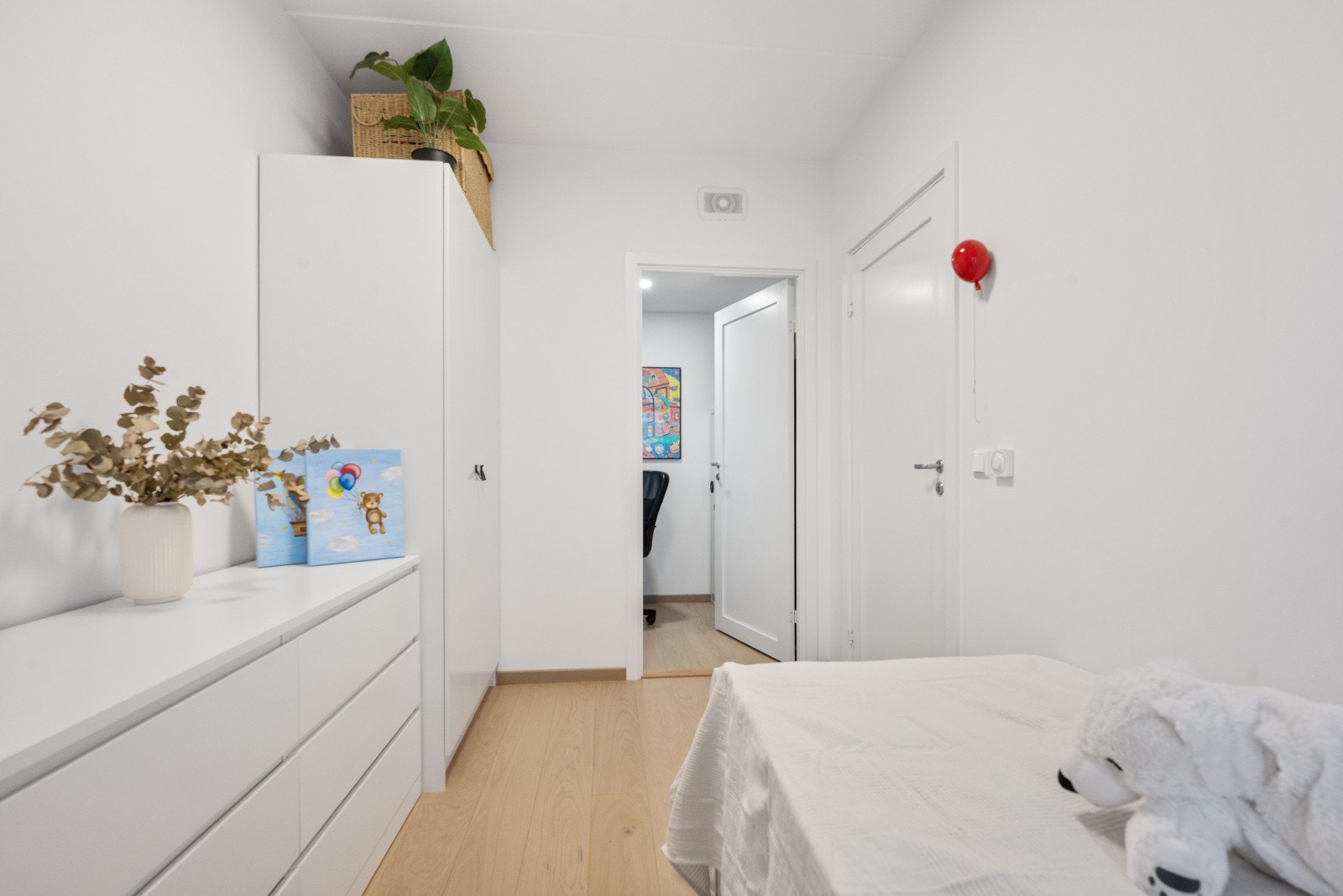 Soverommet er tilknyttet bod som i dag er benyttet som kontor. Boden kan også benyttes som walk-in closet. Galleribilde