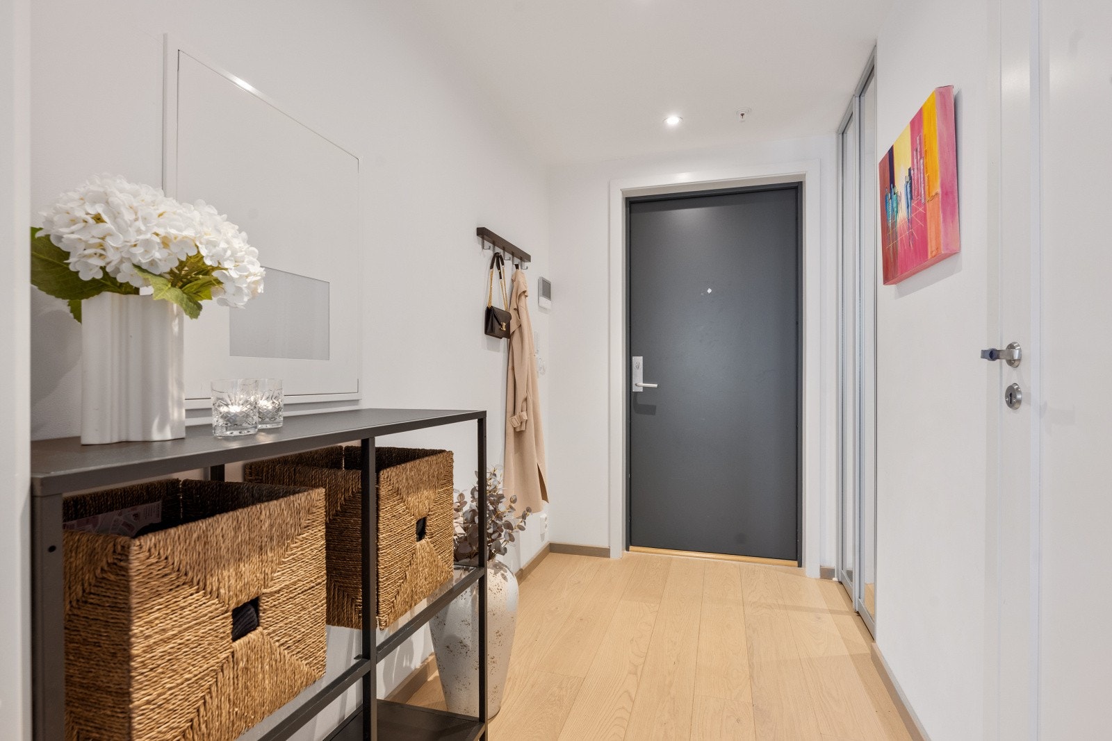 Velkommen inn i en lys og praktisk entré. I entré og stue er det installert sensorstyrt belysning. Galleribilde