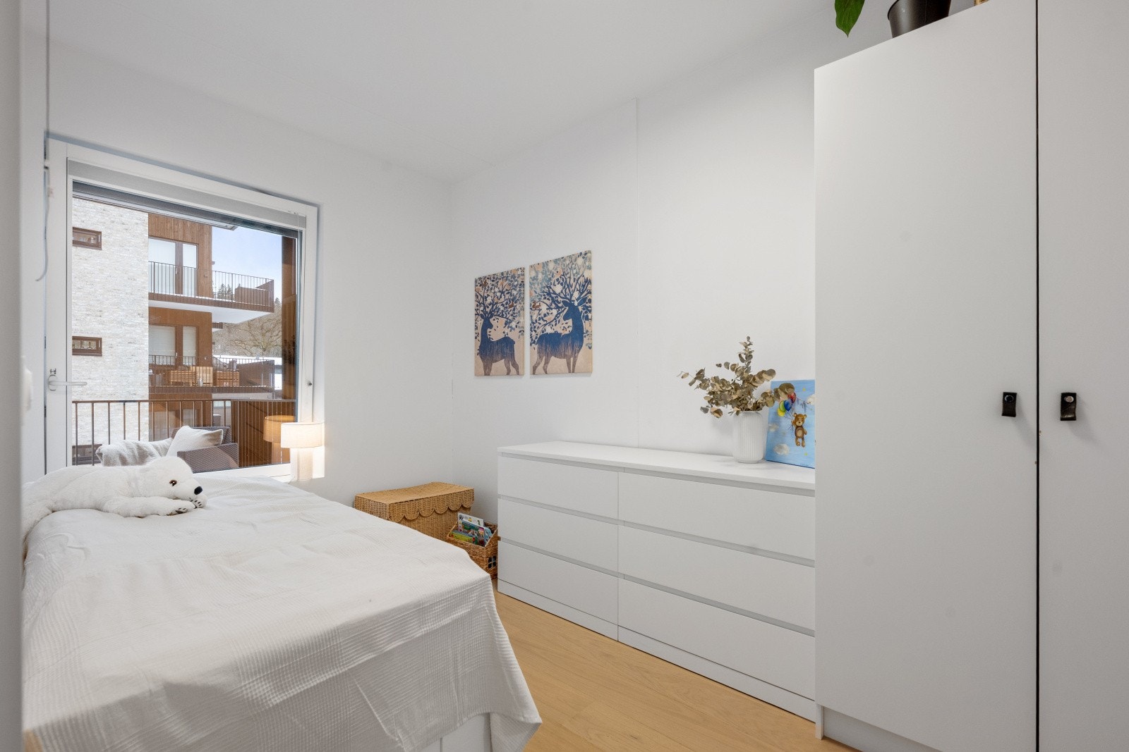 Leilighetens andre soverom er lyst og egner seg godt som barnerom eller gjesterom. Galleribilde