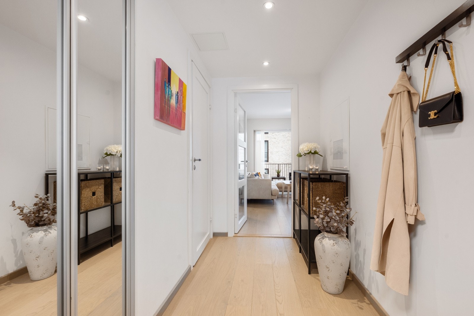 Entréen er innredet med skyvedørsgarderobe med speilfronter. Galleribilde