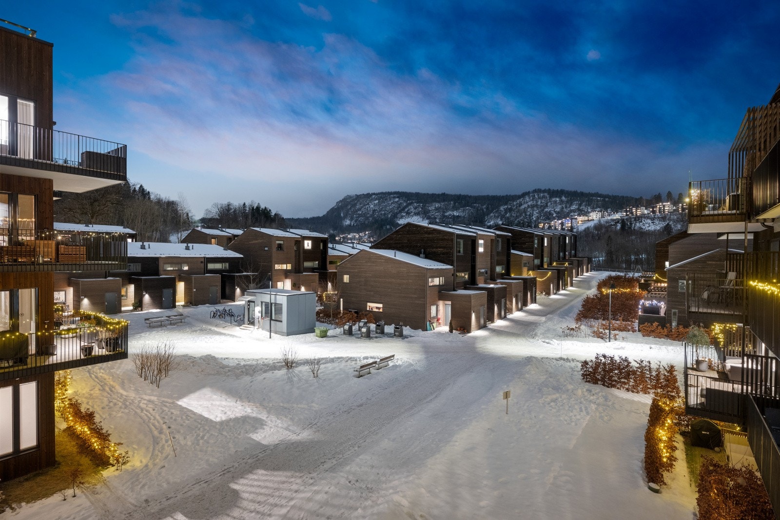 Utsikt fra balkongen. Leiligheten har en god intern beliggenhet, med god avstand mellom byggene. Galleribilde