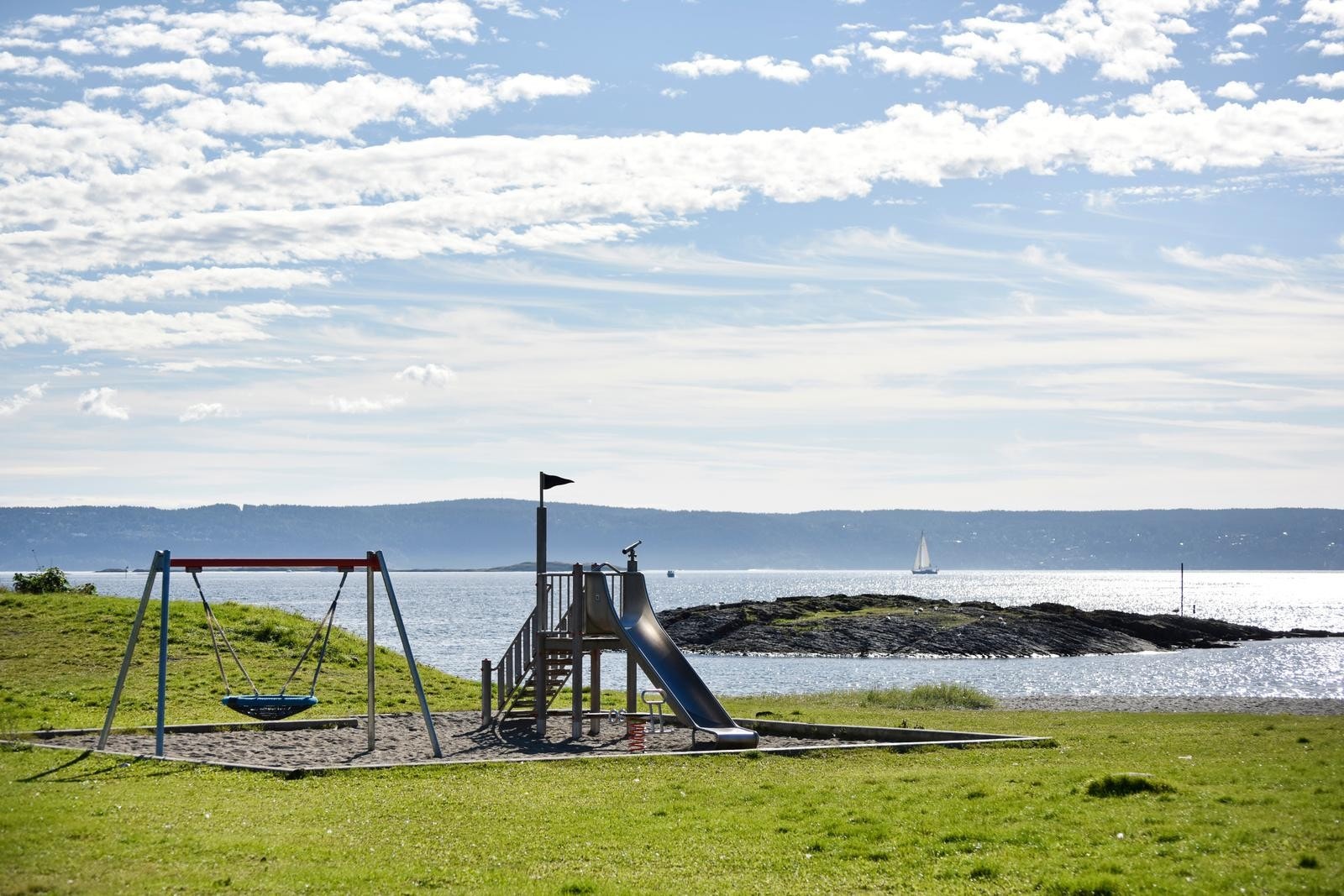 Holmenskjæret og bestemorstranda ligger en liten tusletur unna. Galleribilde
