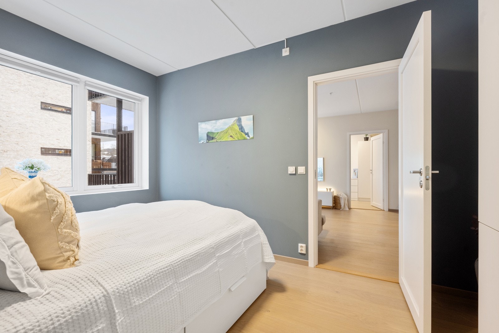 Videre fra stue/kjøkken kommer du til soverommene. Galleribilde