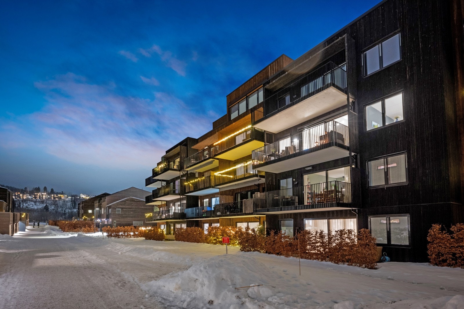 Fra leiligheten er det kort gangavstand til nærbutikk (joker og kiwi), samt kort vei til badestrand, idrettsanlegg, marka og skiløyper. Her er det noe for en hver smak. Galleribilde