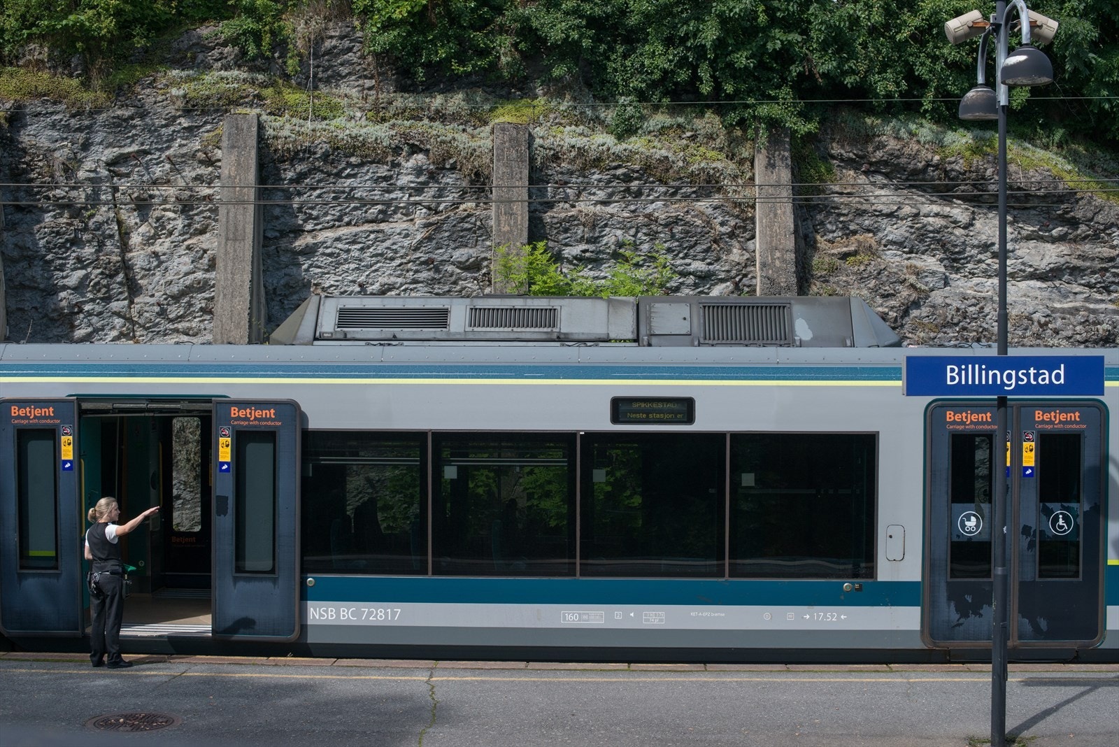 Fra leiligheten er det kort gangavstand og snarvei opp til togstasjonen via stasjonsveien. Galleribilde