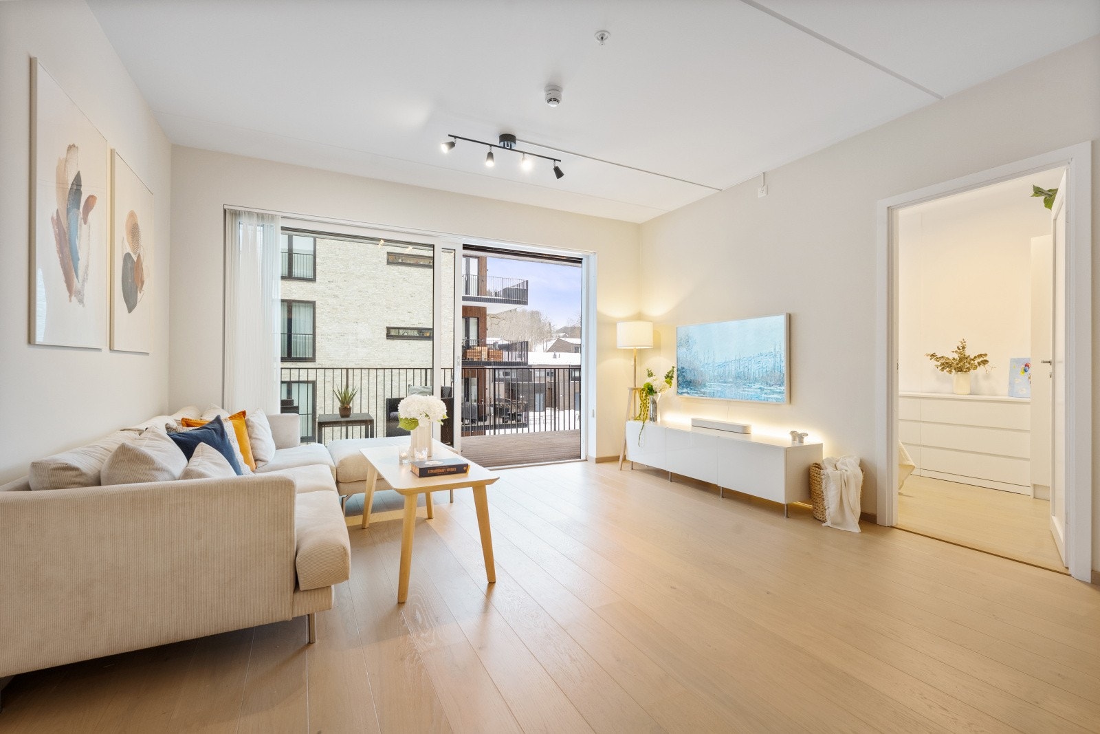 Stuen er et lyst og luftig rom med store vindusflater og utgang til balkong. Lys enstavs eikeparkett og utvendig screens utført på tilvalg. Galleribilde