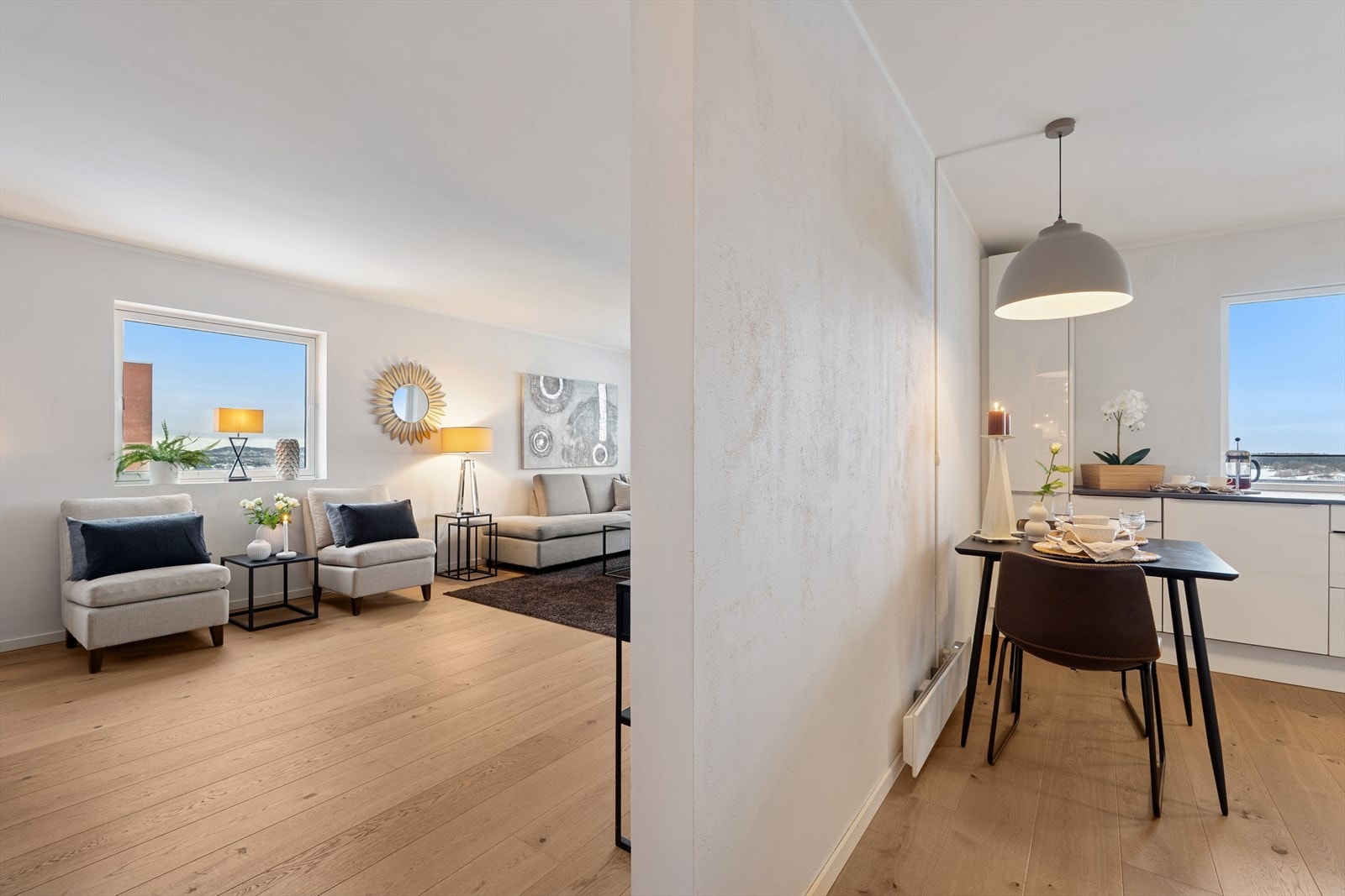 Lett murstruktur på alle vegger skaper bevegelse og skiftende opplevelse av fargevalget - kjøkken og stue er åpnet opp ved at dører er fjernet Galleribilde