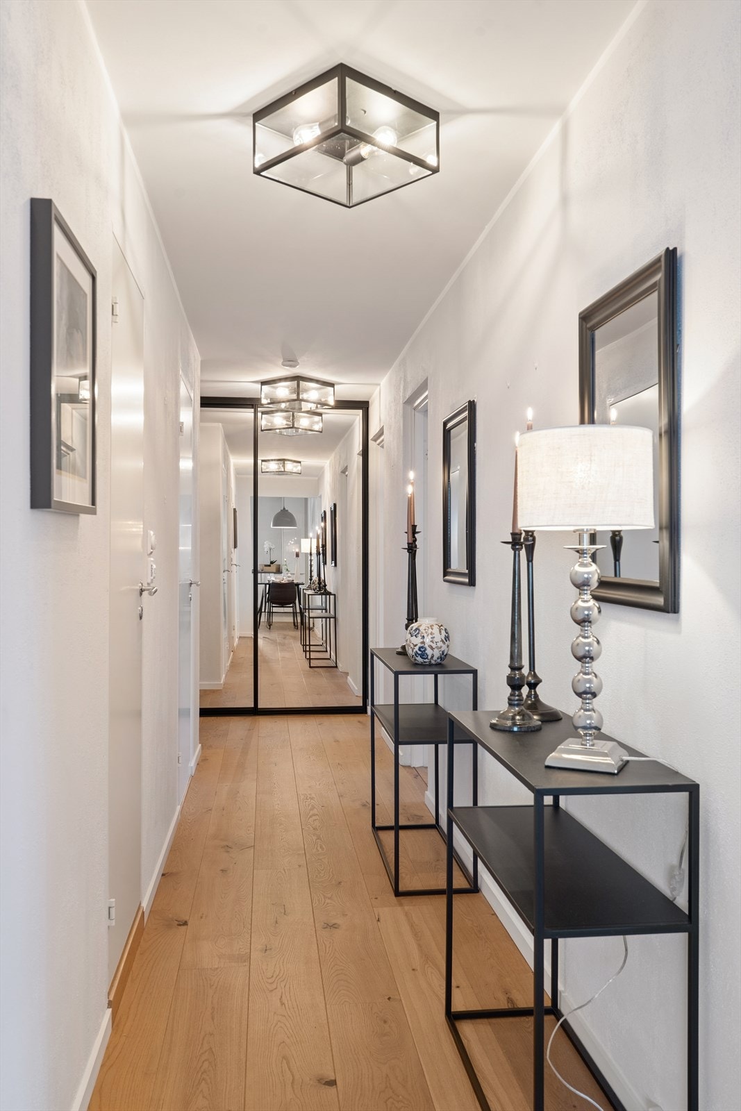 Dette er en praktfull leilighet som du vil glede deg å komme hjem til! Alt er så gjennomført og elegant - stor skyvedørsgarderobe fra KVIK - lekre taklamper Galleribilde