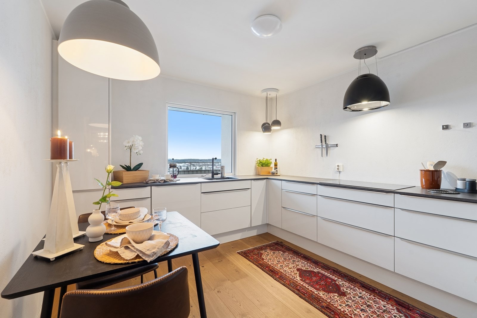 Det kan ikke gjøres bedre rett og slett! Vask og oppvaskmaskin er flyttet til vindusveggen - ny varmtvannstank - ny belysning - elegant ventilator - rør i rør - waterguard Galleribilde