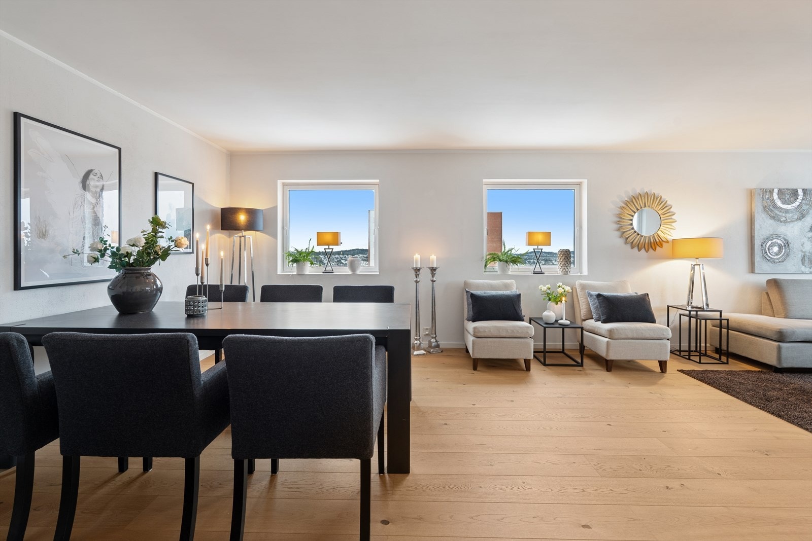 Oppholdsrommet er virkelig ett av høydepunktene i denne lekre hjørneleiligheten - lyset flommer inn og rommet er enkelt å møblere med ulike møbelgrupper Galleribilde