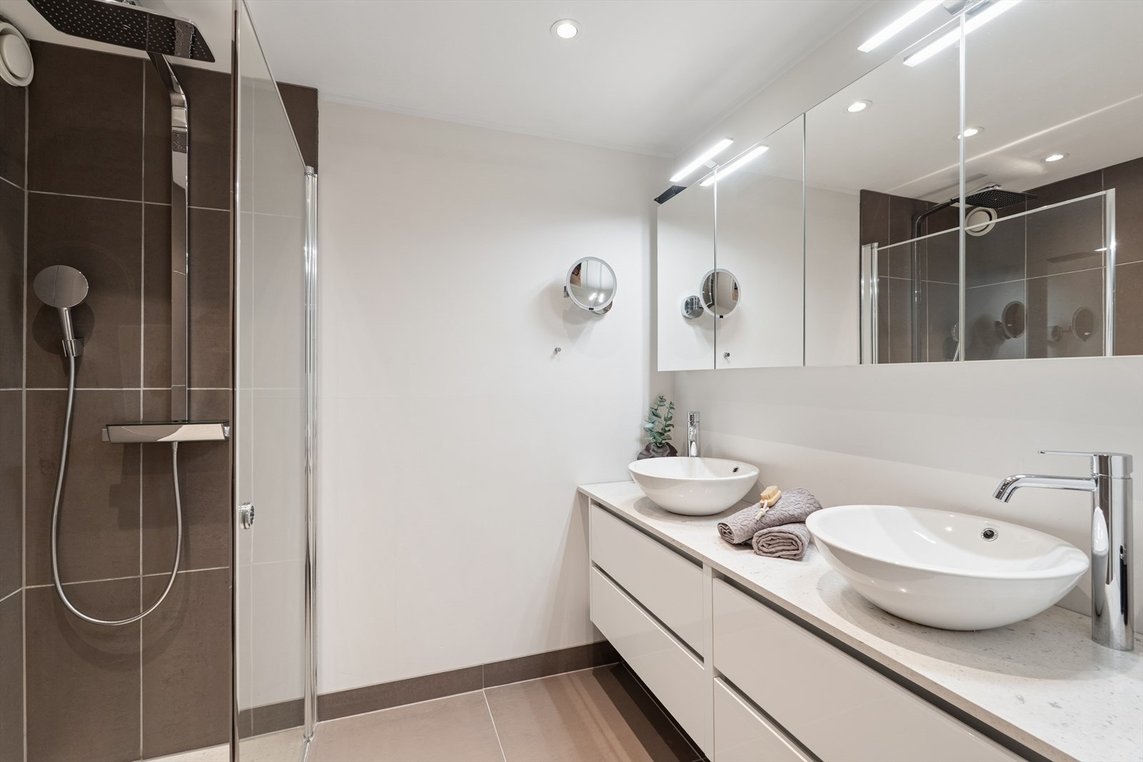 Varmekabler i gulv og lekkert flisevalg - en kombinasjon av malte flater og fliser skaper ekstra fin harmoni og god romopplevelse Galleribilde