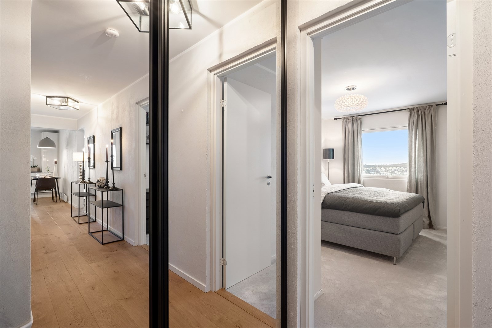 Det største soverommet ligger innerst i leiligheten og er pusset opp i samme periode - her er ingenting gjemt og ingenting glemt! Galleribilde