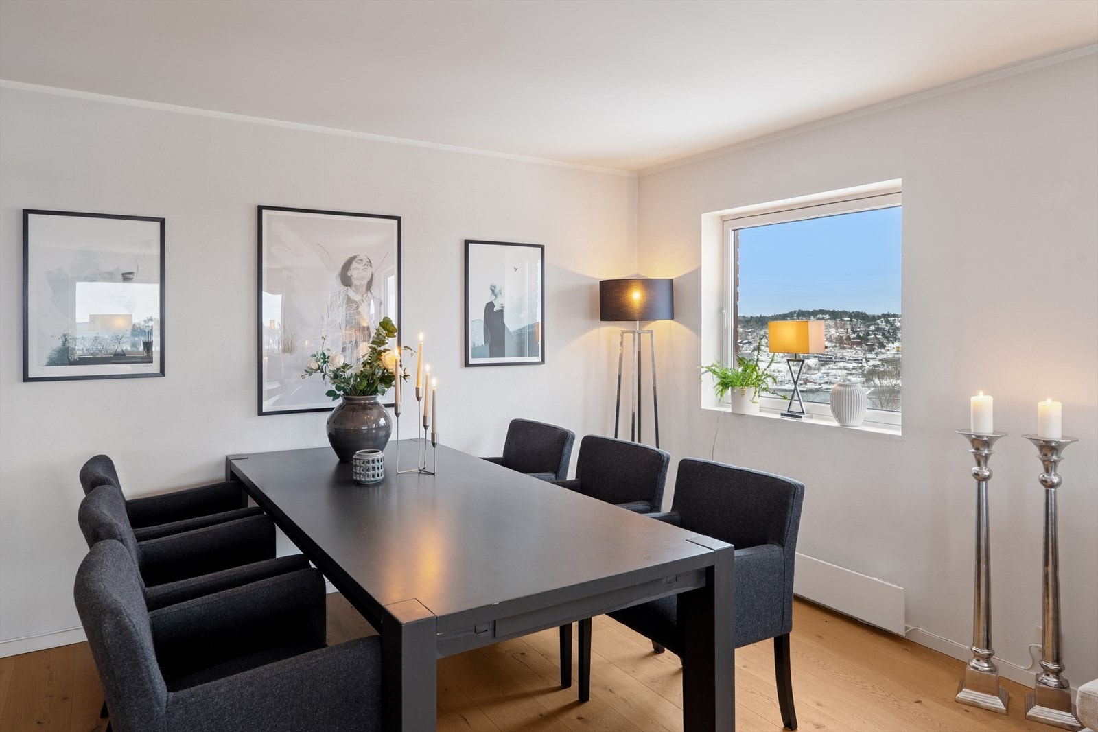 Gamle tapetrester er fjernet fra vegger og overflater er malt med en lav murstruktur i lys fargepalett - superelegant med listefrie vindusutfôringer Galleribilde