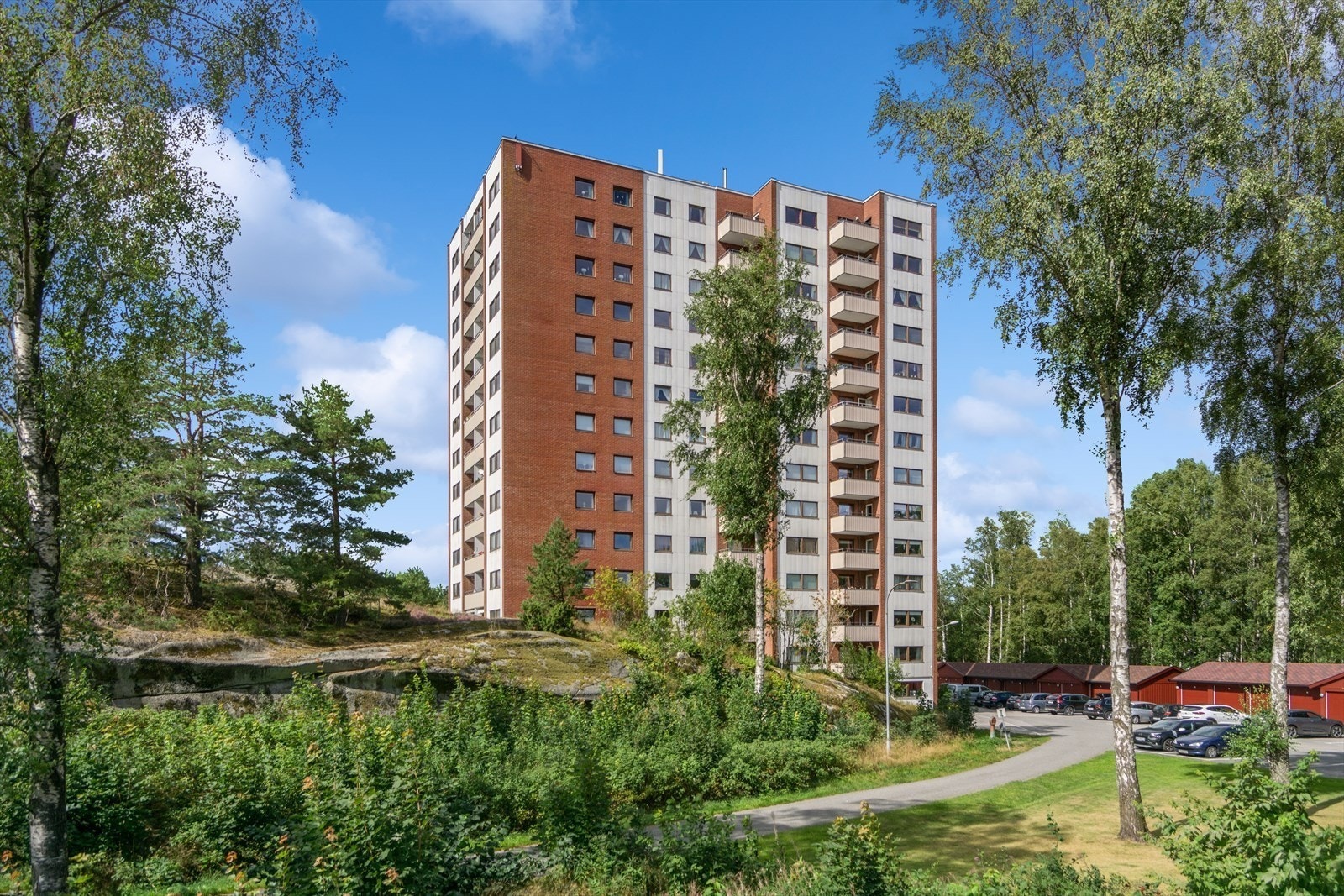 Leiligheten ligger i 12.etasje (av 14 etasjer) og vender mot fjorden Galleribilde