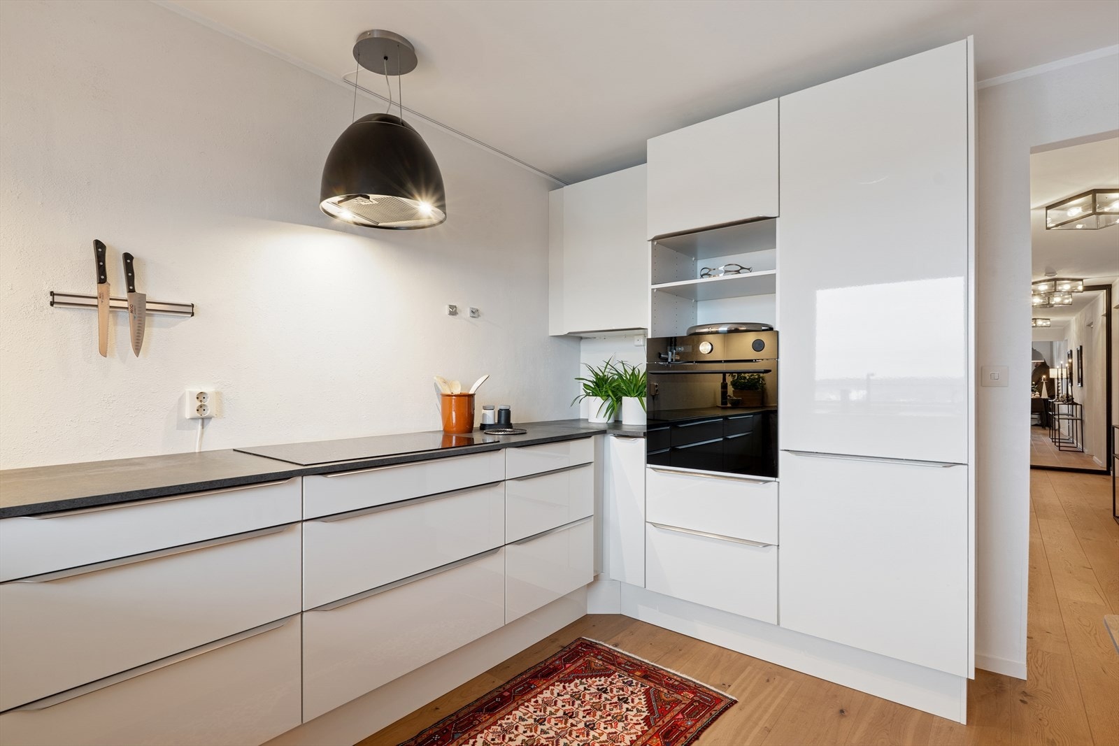 Eksklusiv linje med integrert kjøl/frys, 90cm induksjonstopp, oppvaskmaskin, stekeovn og fantastisk ventilator! Metervis med benkeplater og rikelig med oppbevaring Galleribilde