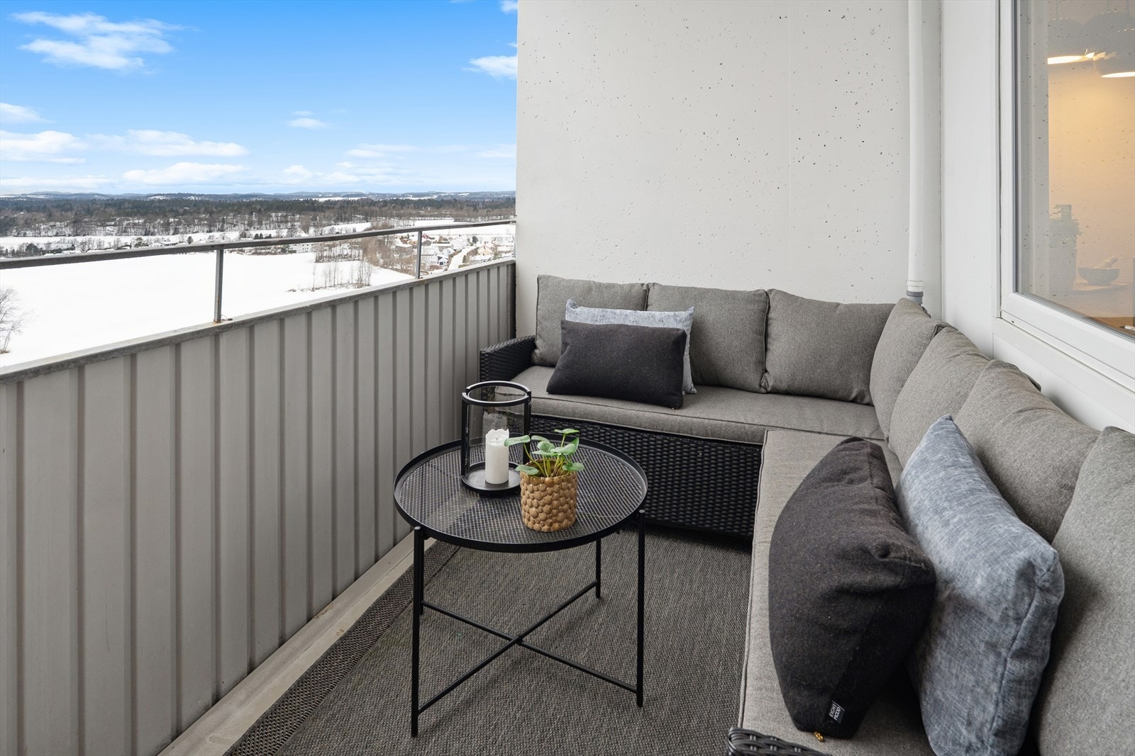 Balkongen er på 5 kvm og har nydelig utsyn mot fjorden - fine solforhold! Galleribilde