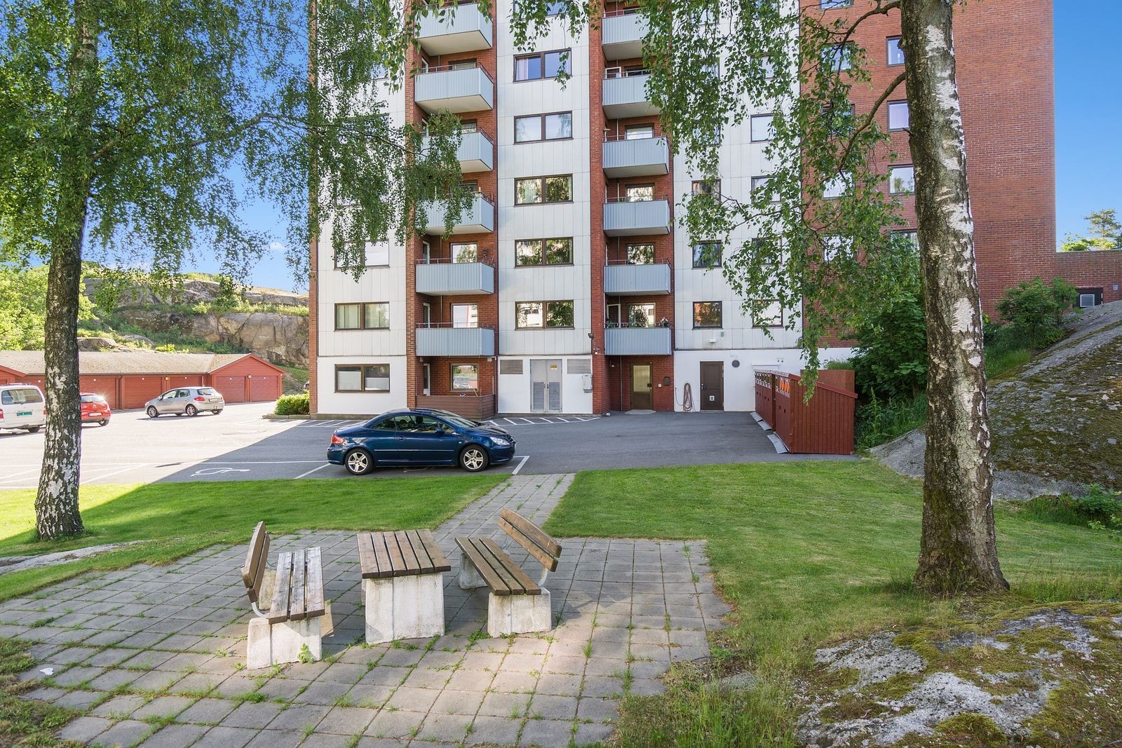 Leiligheten ligger i 12.etasje i bygget - nye personheiser fra 2025 - velholdte fellesarealer - trappefritt - suverene vaktmestertjenester - mulig garasjeleie - parkering - felles el bil ladere Galleribilde