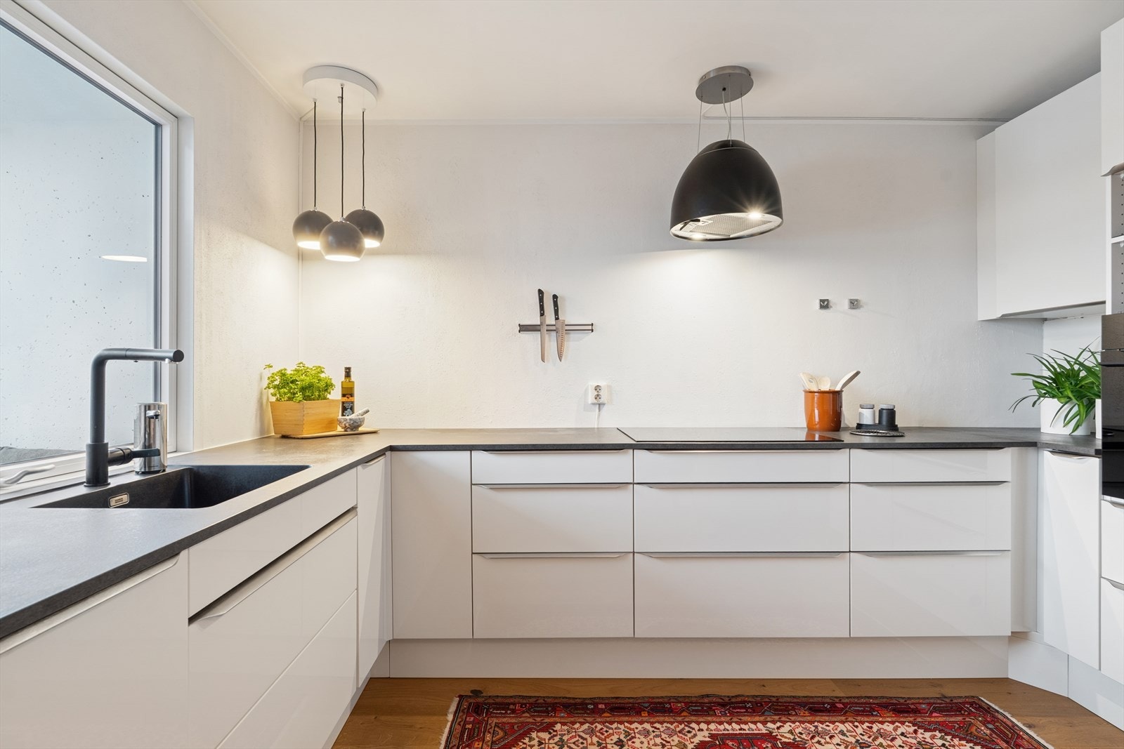 Full og fantastisk forvanding av rommet i 2019, spiseplass og enestående fjordutsikt! Galleribilde