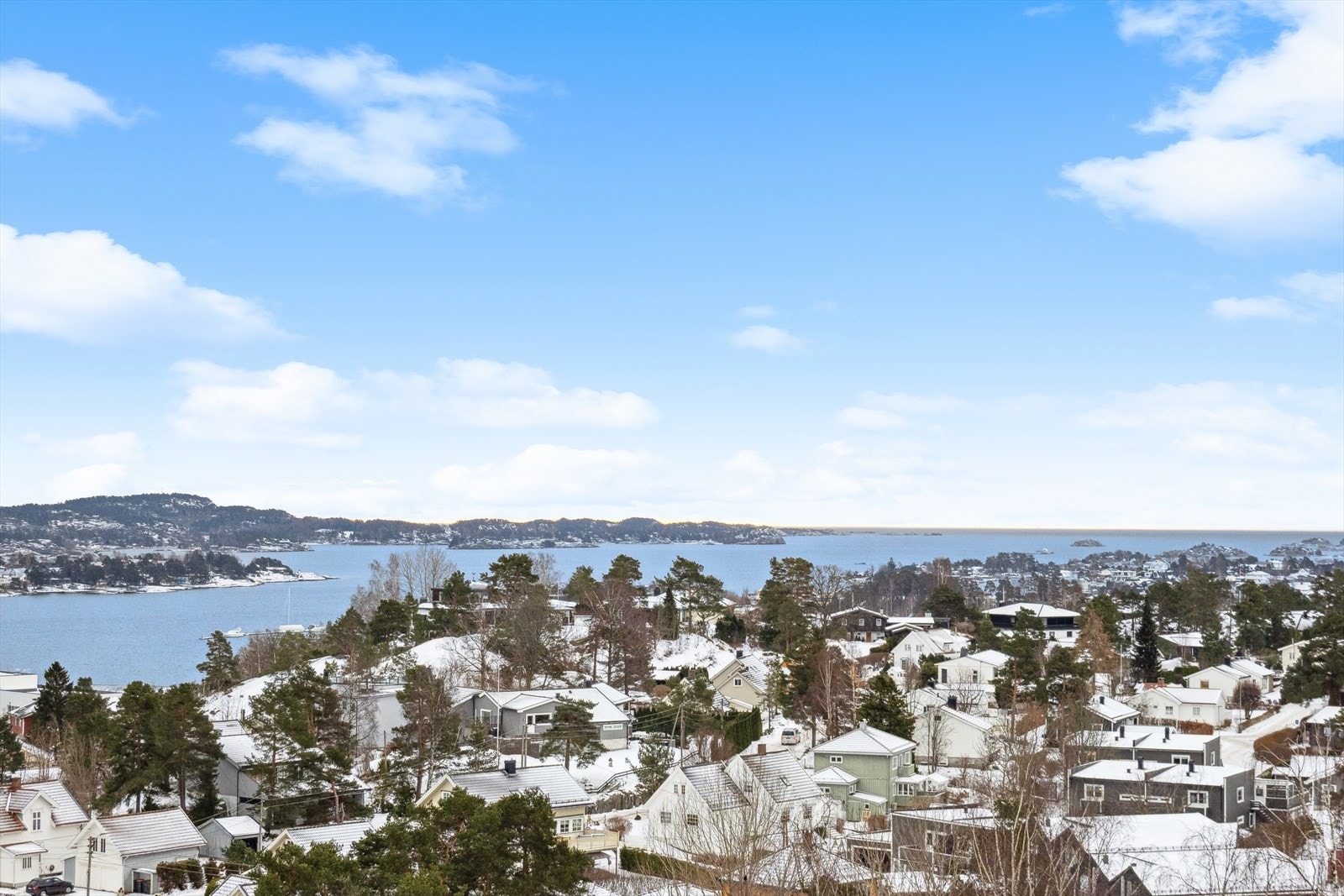 Det er bare å leve og nyte! Ingenting er som å hvile blikket på havet, her kan dere følge båttrafikken inn og ut av fjorden Galleribilde
