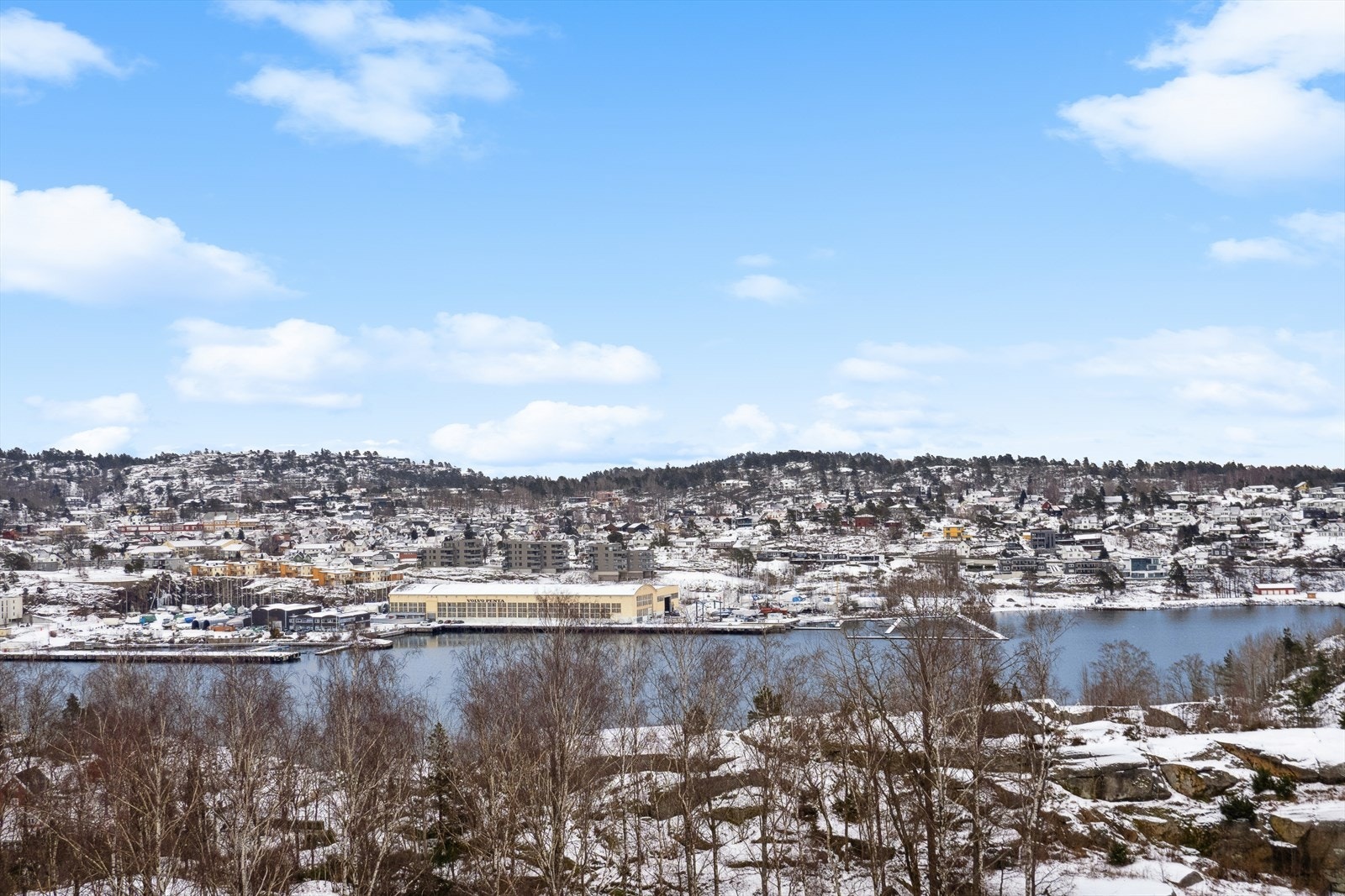 Det er fjordutsikt fra balkong, stue og spisestue, kjøkken og fra begge soverom - en skikkelig gavepakke! Galleribilde