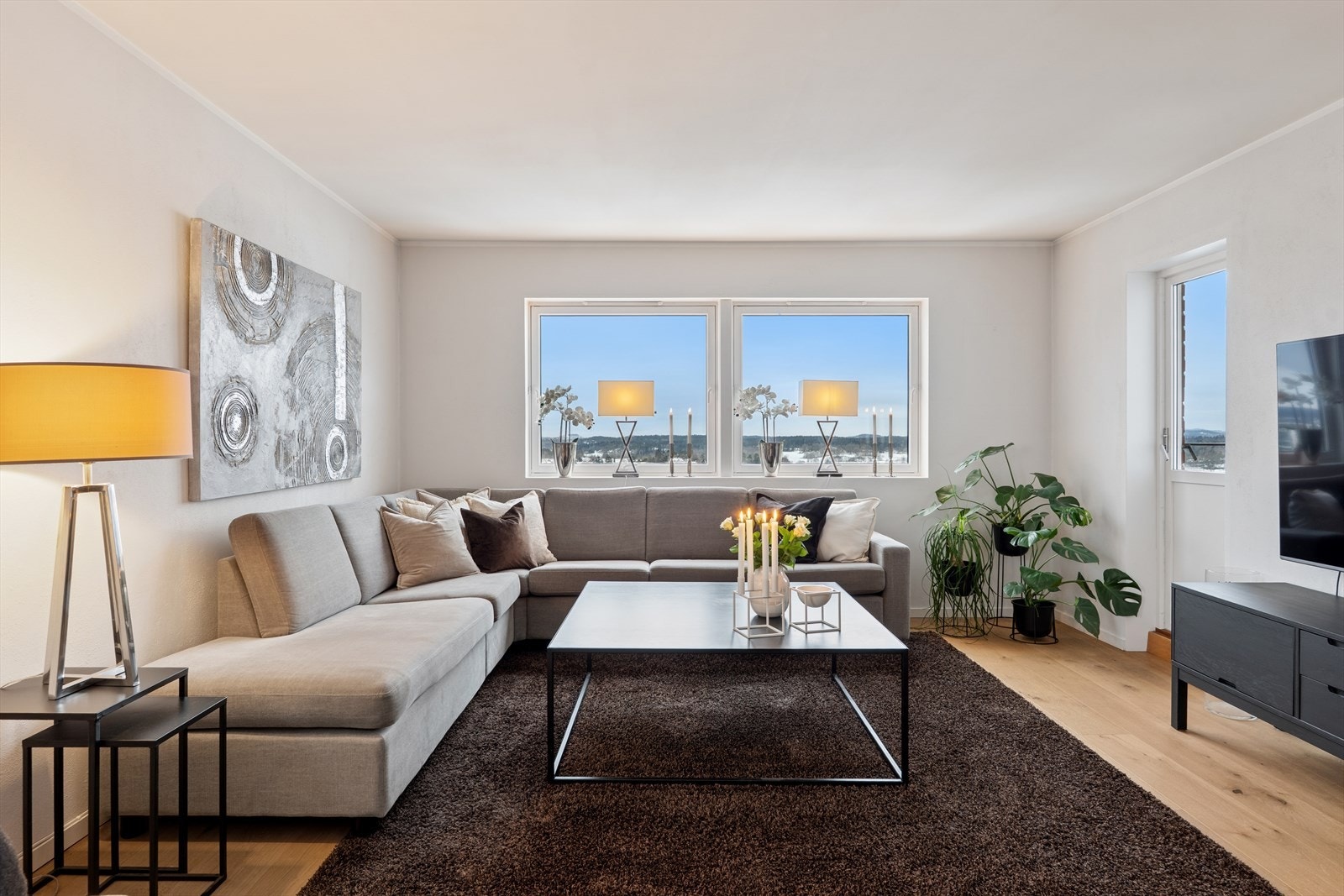 Denne fantastiske hjørneleiligheten vender øst og syd, med lekre lysforhold og herlig fjordutsikt fra balkong og alle innvendige rom (utenom bod og bad) Galleribilde