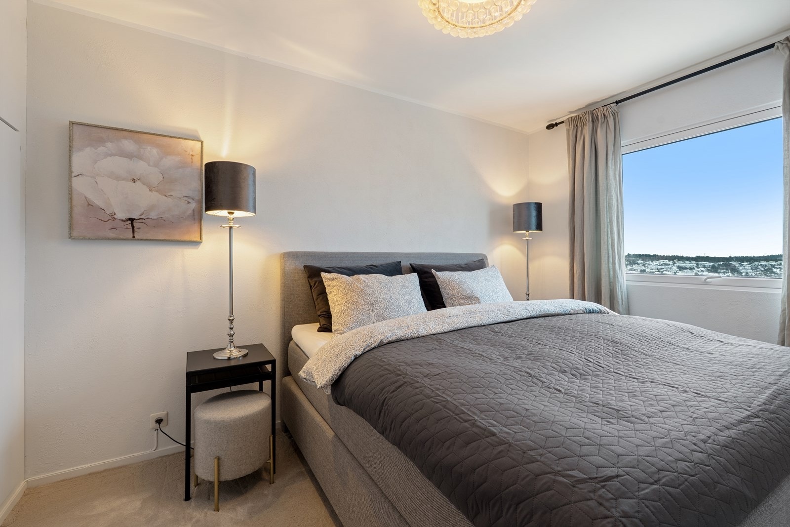 I hovedsoverommet er det god plass til en 180cm bred dobbeltseng - dobbelt garderobeskap - lekker fjordutsikt! Galleribilde