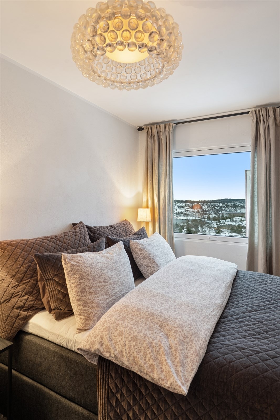 Fra begge soverom er det praktfull fjordutsikt - nye og lekre taklamper i begge soverom, gang, kjøkken og bad Galleribilde