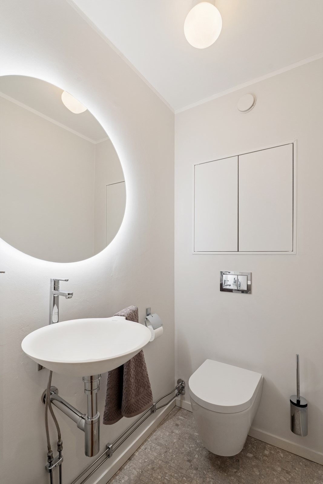 Toalettrommet ligger i separat rom, noe som er veldig praktisk og etterspurt! Vegghengt klosett fra Geberit Aquaclean og integrert skap med push-open fronter Galleribilde