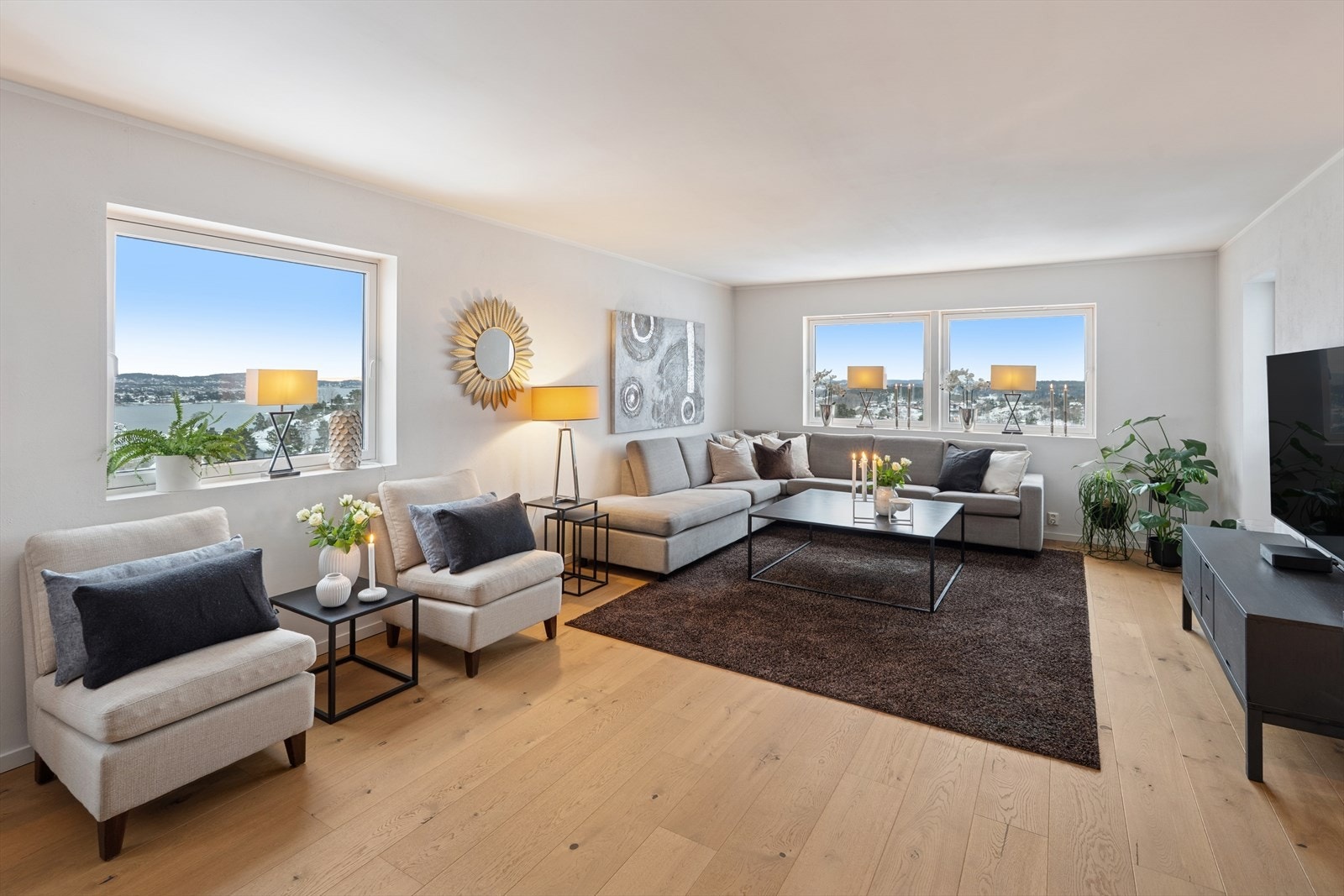 Velkommen til en enestående og luksuriøs obligasjonsleilighet i Sjøstrand 8 - vesentlig renovert 2019 - meget høy standard - enestående fjordutsikt! Galleribilde