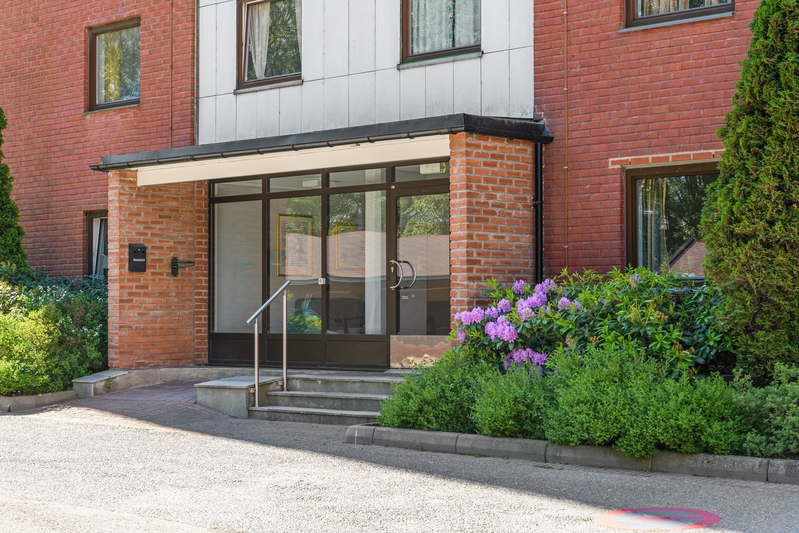 Trappefri adkomst - nye heiser 2025 - suverene vaktmestertjenester - ingen dugnader eller trappevask - hyggelige naboer! Galleribilde