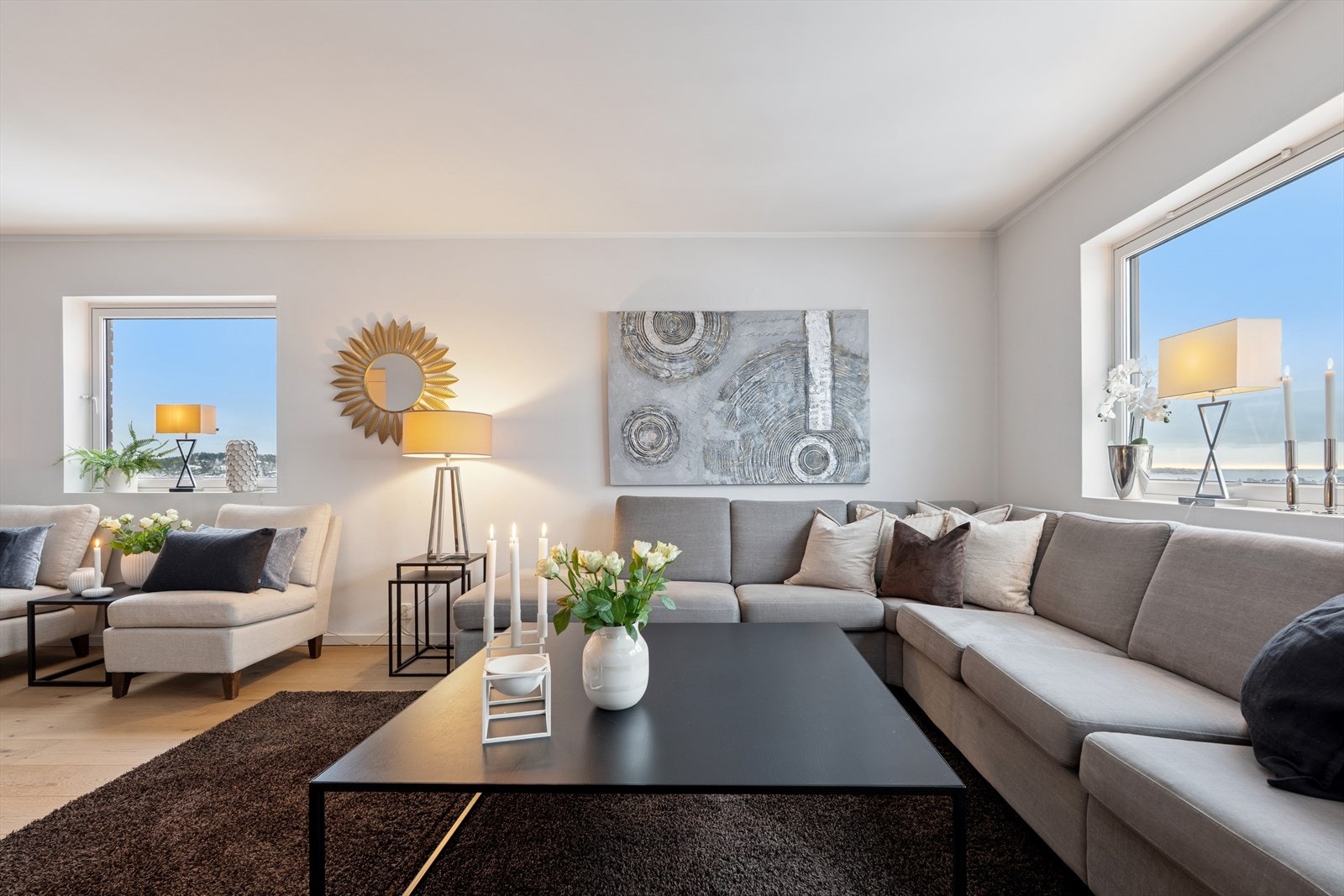 Enestående og luksuriøst! Gjennomført renovering inkludert en stavs parkett, gulvlister, listefrie vindusutfôringer, maling av alle tak og vegger Galleribilde