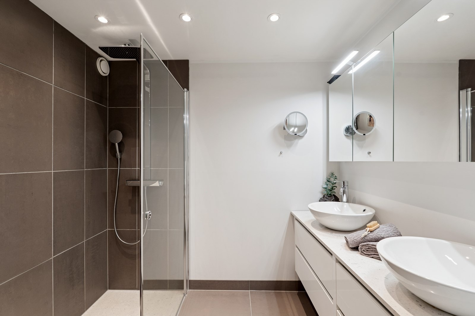 Det finnes ikke maken! Et fantastisk ombygget og renovert våtrom fra 2019 - Dusjgulv i spesialtilpasset stein (Silver Stone - Bianco Rivers) - Baderomsinnredning med benkeplate i Silver Stone Bianco Rivers og hans og hennes servanter fra Bathco Galleribilde